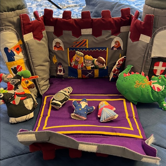 Vintage “Pockets of Learning” Gray, Velcro castle with 10 finger puppets - Picture 3 of 10